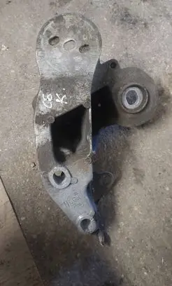 Engine mounting bracket