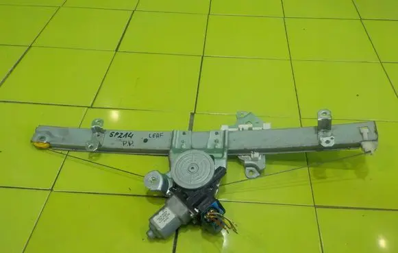 Nissan Leaf I (ZE0) Front door window regulator with motor 807313NA1A