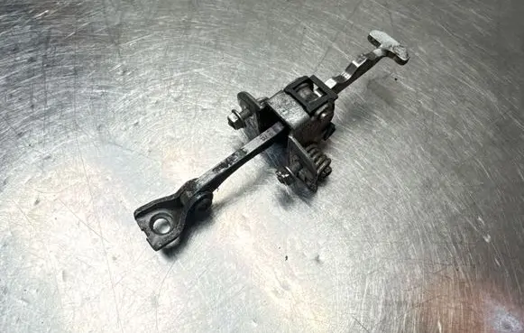 Opel Vectra C Front door check strap stopper 09229749