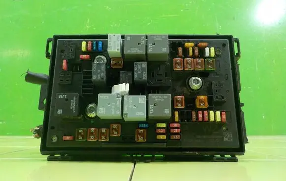Opel Astra J Fuse box set 1110217AB BEZPIECZNIKOW