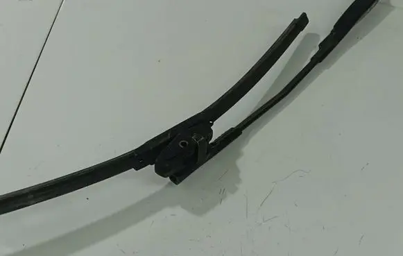 Volkswagen PASSAT B5.5 Front wiper blade arm 3B1955409B