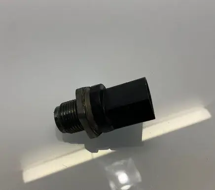 Mercedes-Benz E W211 Fuel pressure sensor A0061536528 0061536528