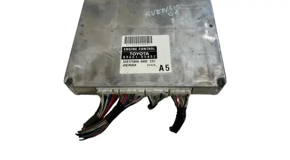 Toyota Avensis T250 Engine control unit/module 8966105A52 MB1758004000