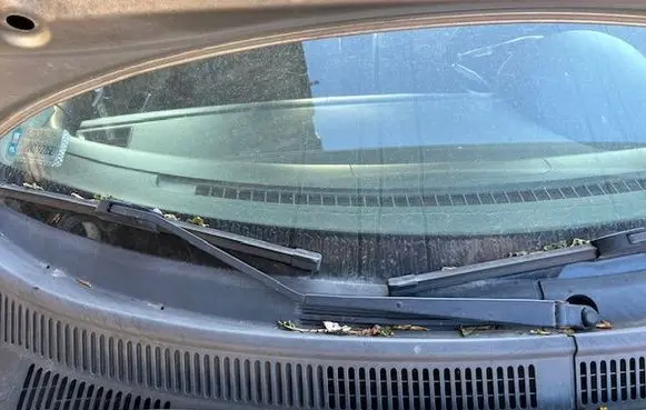 Suzuki Swift I Front wiper blade arm 