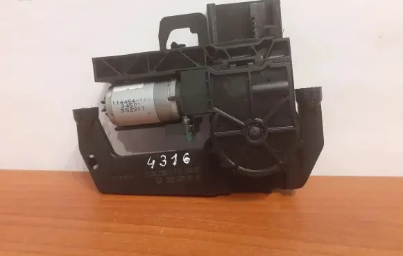Mercedes-Benz S W221 Seat adjustment motor 0009700026 4316