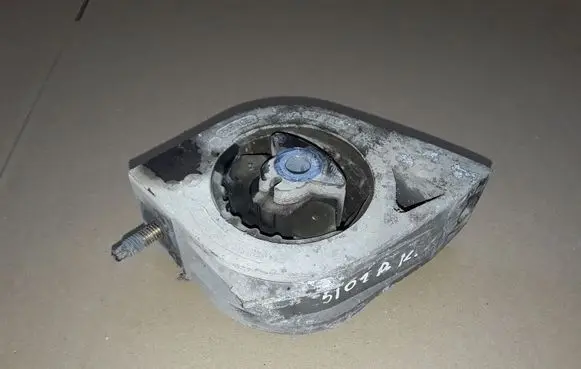 Mercedes-Benz A W168 Engine mount bracket A1682400618