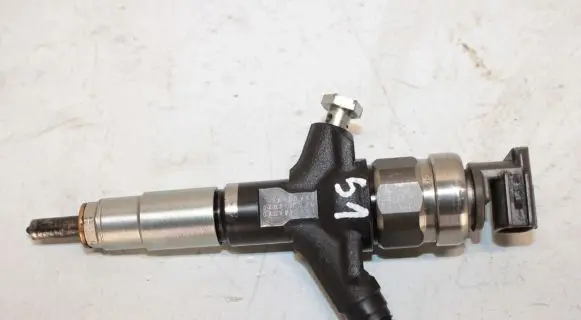 Subaru Legacy Fuel injector 16613AA020 DENSO7890