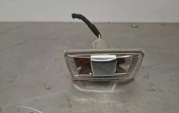 Opel Astra H Front fender indicator light 13252455 13252456