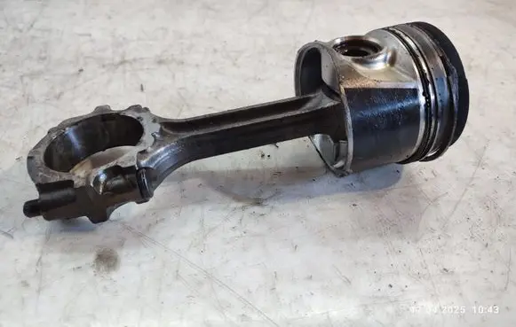 Nissan X-Trail T30 Piston with connecting rod