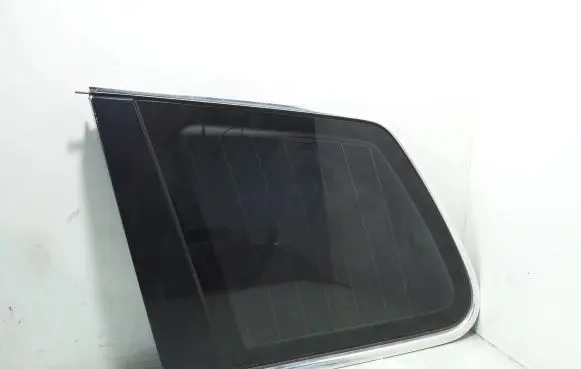 Volkswagen Touareg I Rear side window AS2