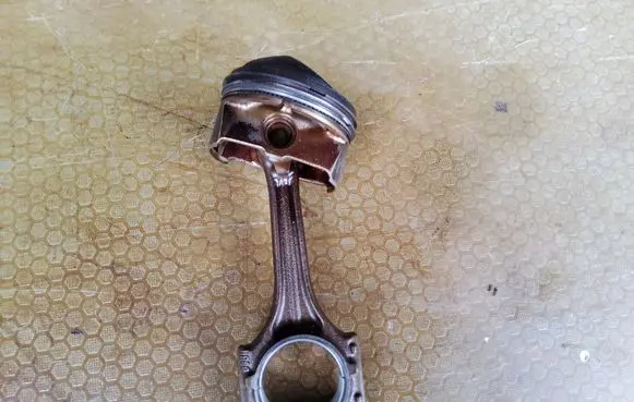 Volkswagen PASSAT B6 Piston 06D107099
