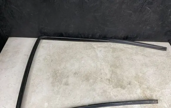 Volvo XC90 Rubber seal rear door window/glass 