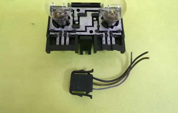 Volkswagen PASSAT B4 Tail light bulb cover holder