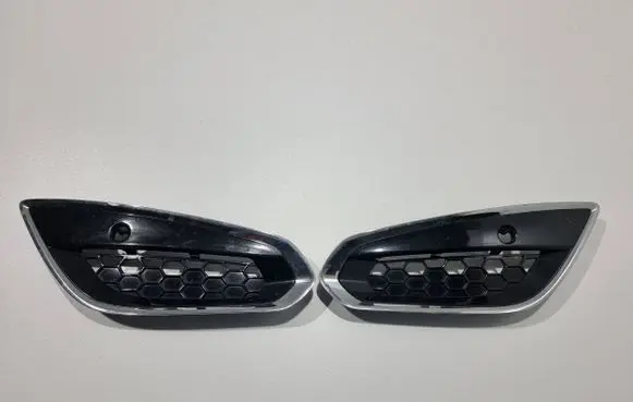 Volvo V60 Front bumper upper radiator grill 31347031 31347030