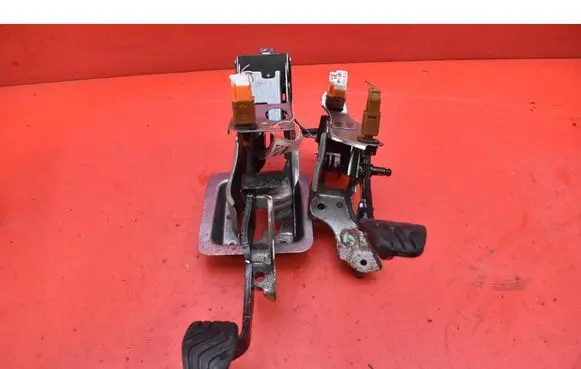 Nissan Micra C+C Accelerator throttle pedal 