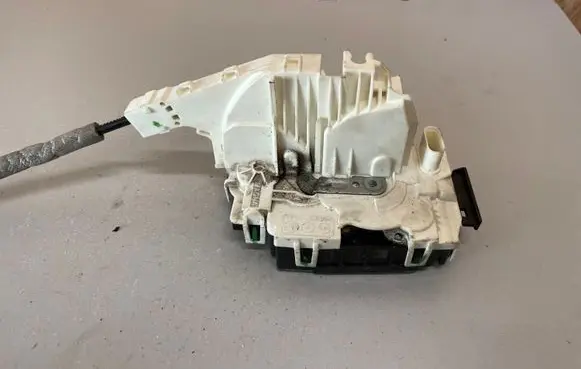 Mercedes-Benz CLS C218 X218 Front door lock A2047202735