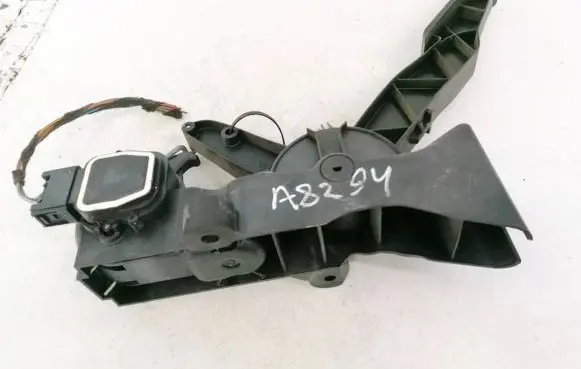 Mercedes-Benz A W169 Accelerator throttle pedal A1693000104 000084