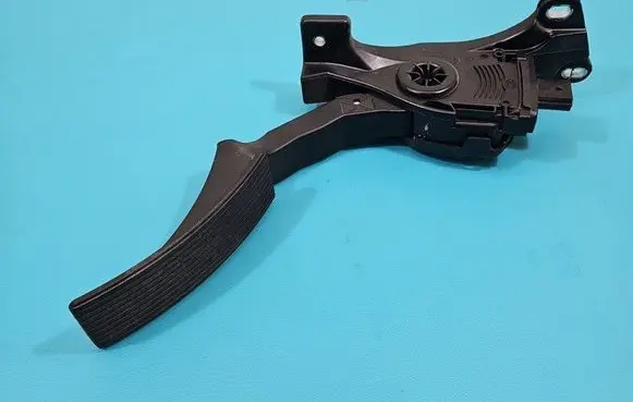 Accelerator throttle pedal