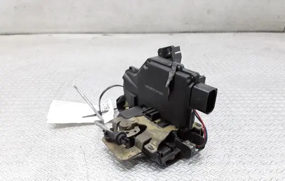Audi A2 Front door lock 8Z1837016