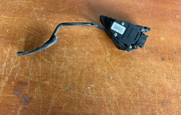 Accelerator throttle pedal