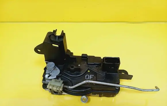 Opel Zafira B Front door lock 13210748