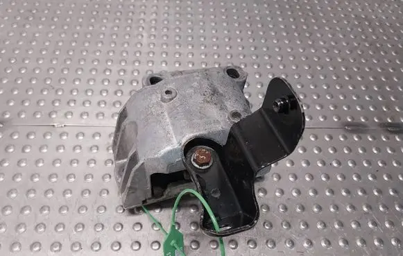 Engine mount vacuum valve