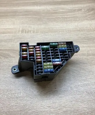 Volkswagen PASSAT B6 Fuse module 2061223897