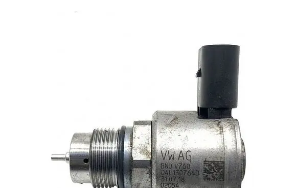 Volkswagen PASSAT B8 Fuel pressure regulator 04L130764D