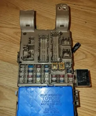 Toyota Corolla E120 E130 Fuse module 8264102040 2323008521