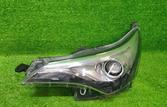 Toyota Avensis T270 Headlight/headlamp 8117005420