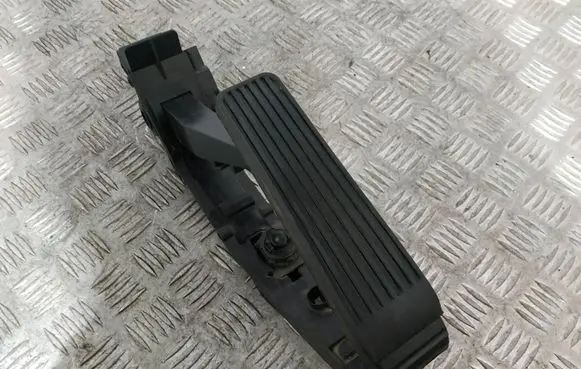 Mercedes-Benz CLS C219 Accelerator throttle pedal A2113000504 A2033010001
