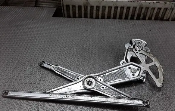 Toyota Yaris Front door manual window regulator 