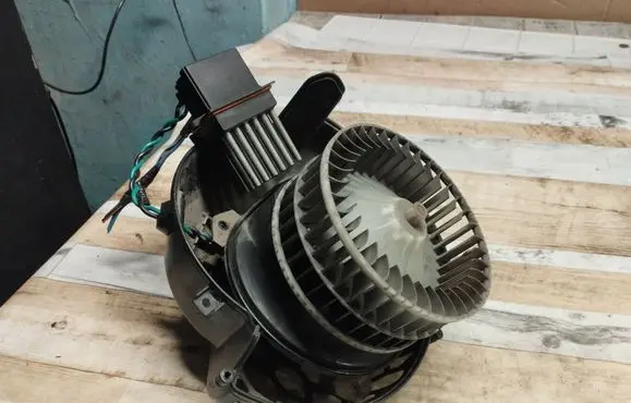 Chrysler Pacifica Heater fan/blower AY1661000346