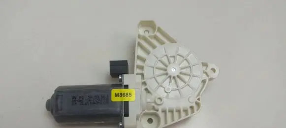 Volkswagen PASSAT B8 Front door window regulator motor 5Q4959802B M8685