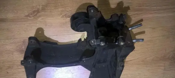 Peugeot 406 Engine mounting bracket 9625200880