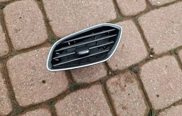 Opel Grandland X Dash center air vent grill YP00060077