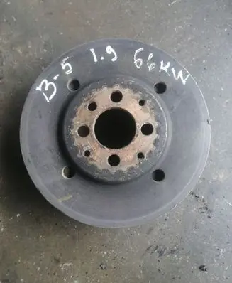 Volkswagen PASSAT B5 Crankshaft pulley 028105243
