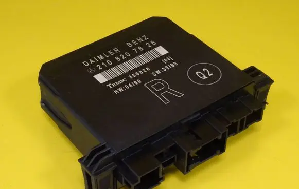 Mercedes-Benz E W210 Door control unit/module 2108207826