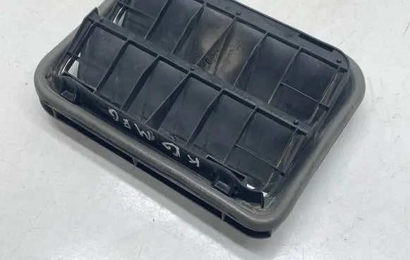 Quarter panel pressure vent