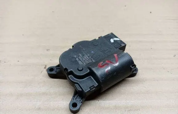 Volkswagen Touran III Air flap motor/actuator 5Q0907511H 3293861