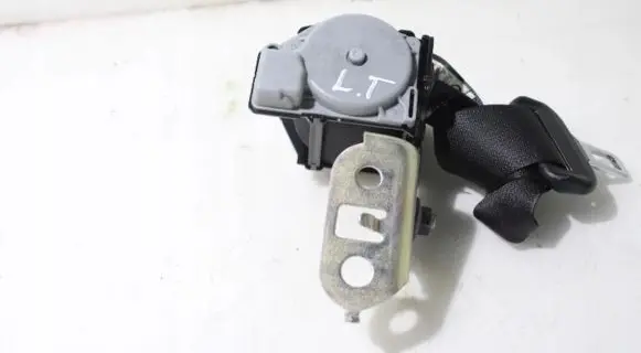 Toyota Auris E180 Rear seatbelt 