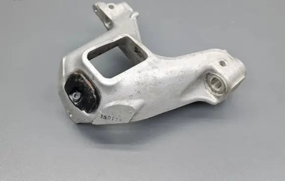 Gearbox mounting bracket
