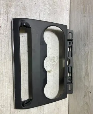 Renault Clio V Dashboard center trim panel 682609677R
