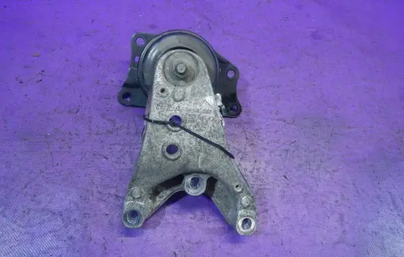Seat Cordoba (6L) Engine mounting bracket 6Q0199185D