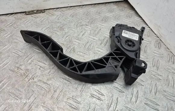 Accelerator throttle pedal