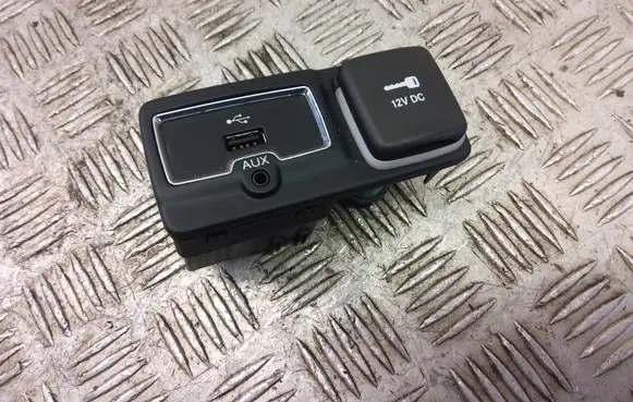 Jeep Renegade AUX in-socket connector 735604055 33169641 12398