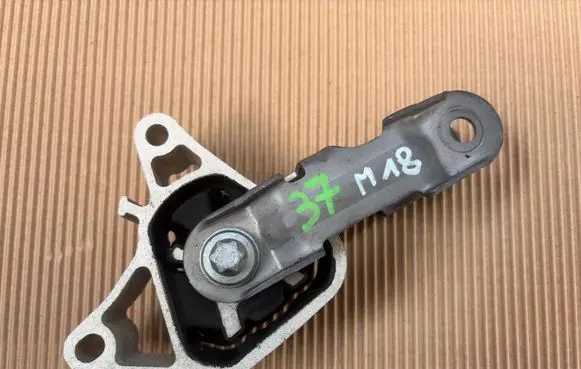 Mercedes-Benz CLA C117 X117 W117 Engine mount bracket A2462400809 8054