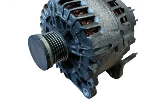 Volkswagen PASSAT B7 Generator/alternator 03C903023T 311011624 2608427A
