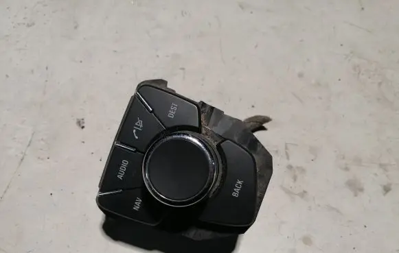 Head unit multimedia control