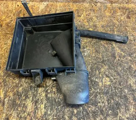 Mercedes-Benz E W124 Air filter box 6050900001 FR0044